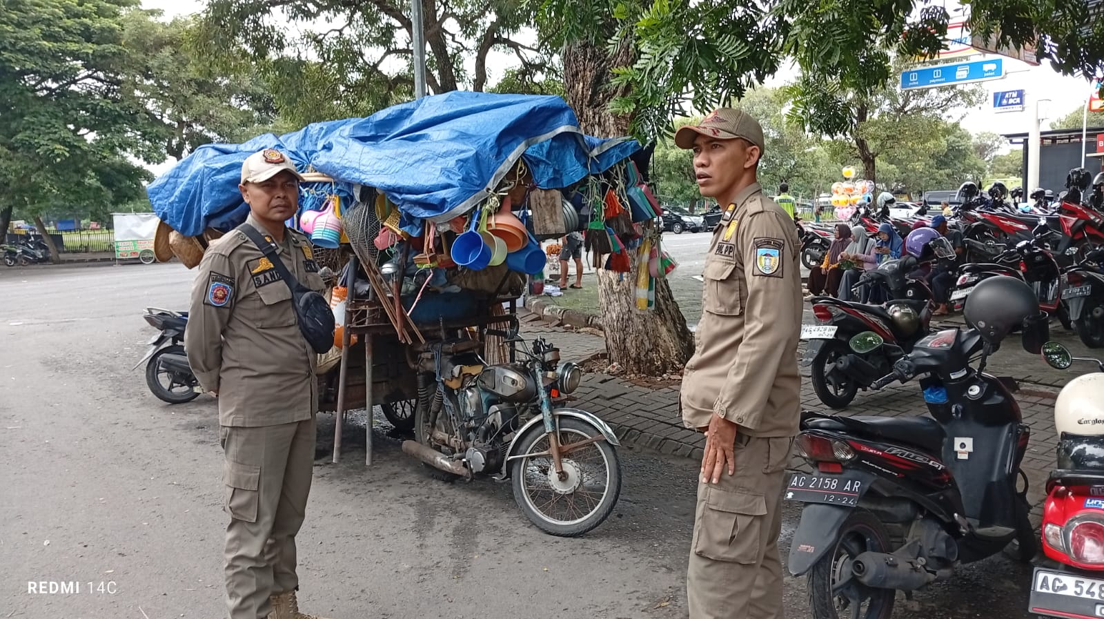 TERTIB: Petugas Satpol PP Kabupaten Kediri saat melakukan patroli rutin di kawasan SLG Kediri.