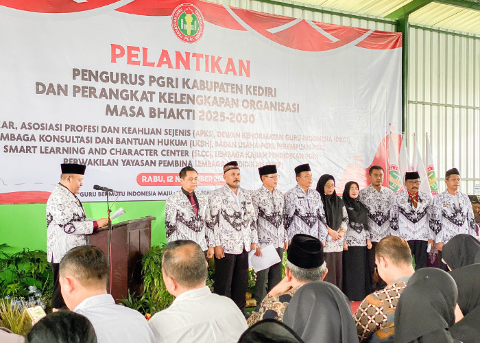 PELANTIKAN: Ketua PGRI Kabupaten Kediri Mokhamat Muhsin mengukuhkan pengurus baru.