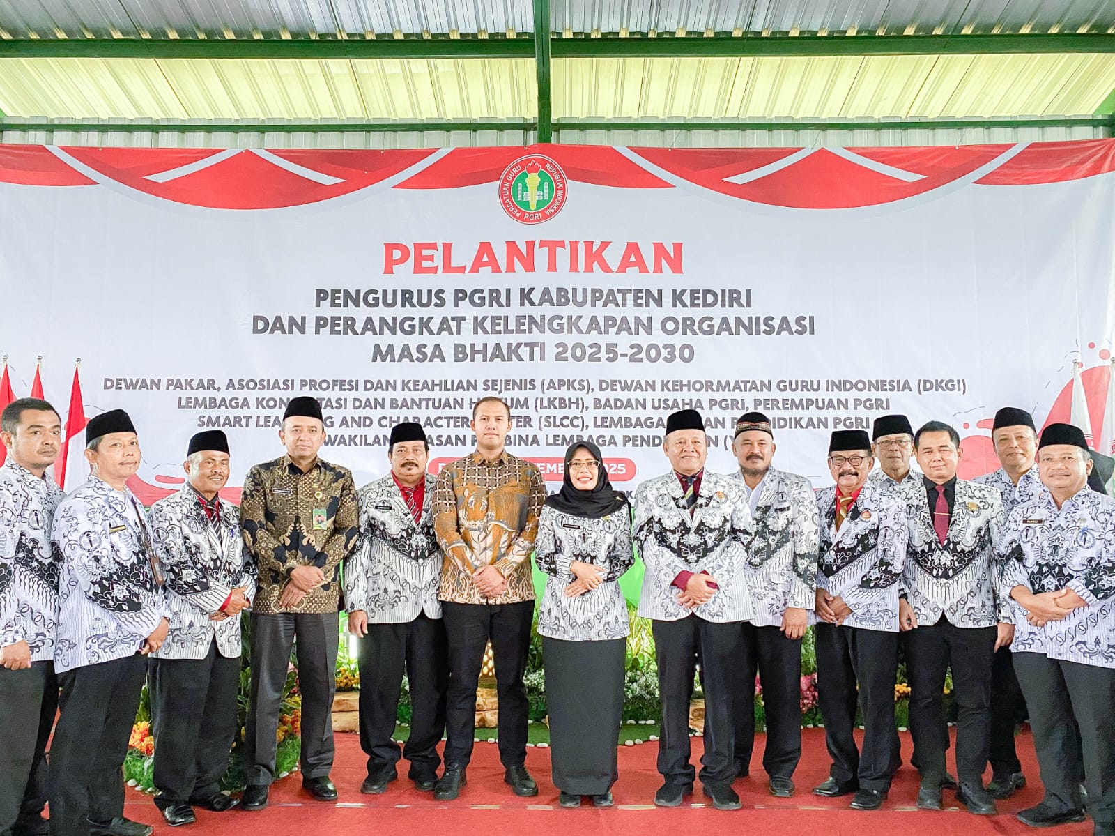 PEGURUS BARU: Mokhamat Muhsin, Ketua PGRI Kabupaten Kediri foto bersama Wakil Bupati Dewi Mariya Ulfa, Anggota DPRD Kabupaten Kediri Refal Pradana jajaran pengurus.