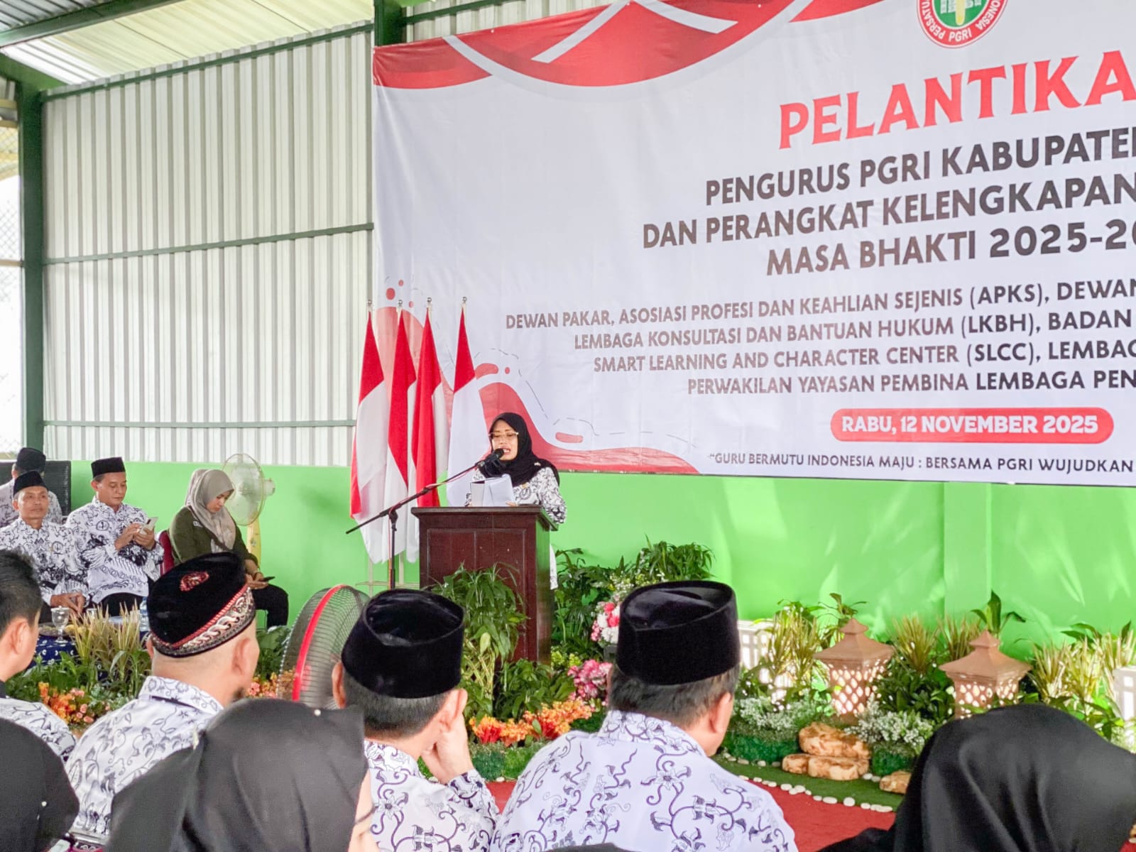BERI ARAHAN: Wabup Dewi Mariya Ulfa saat menyampaikan sambutan di hadapan pengurus PGRI Kabupaten Kediri.