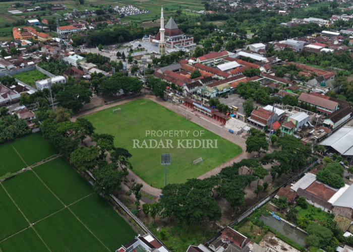 SARPRAS TERBATAS: Stadion Canda Bhirawa di Jl PB Sudirman, Kelurahan Tulungrejo, Pare difoto dari udara. Tahun depan pemkab berencana membangun lintasan atletik berstandar nasional di sana.