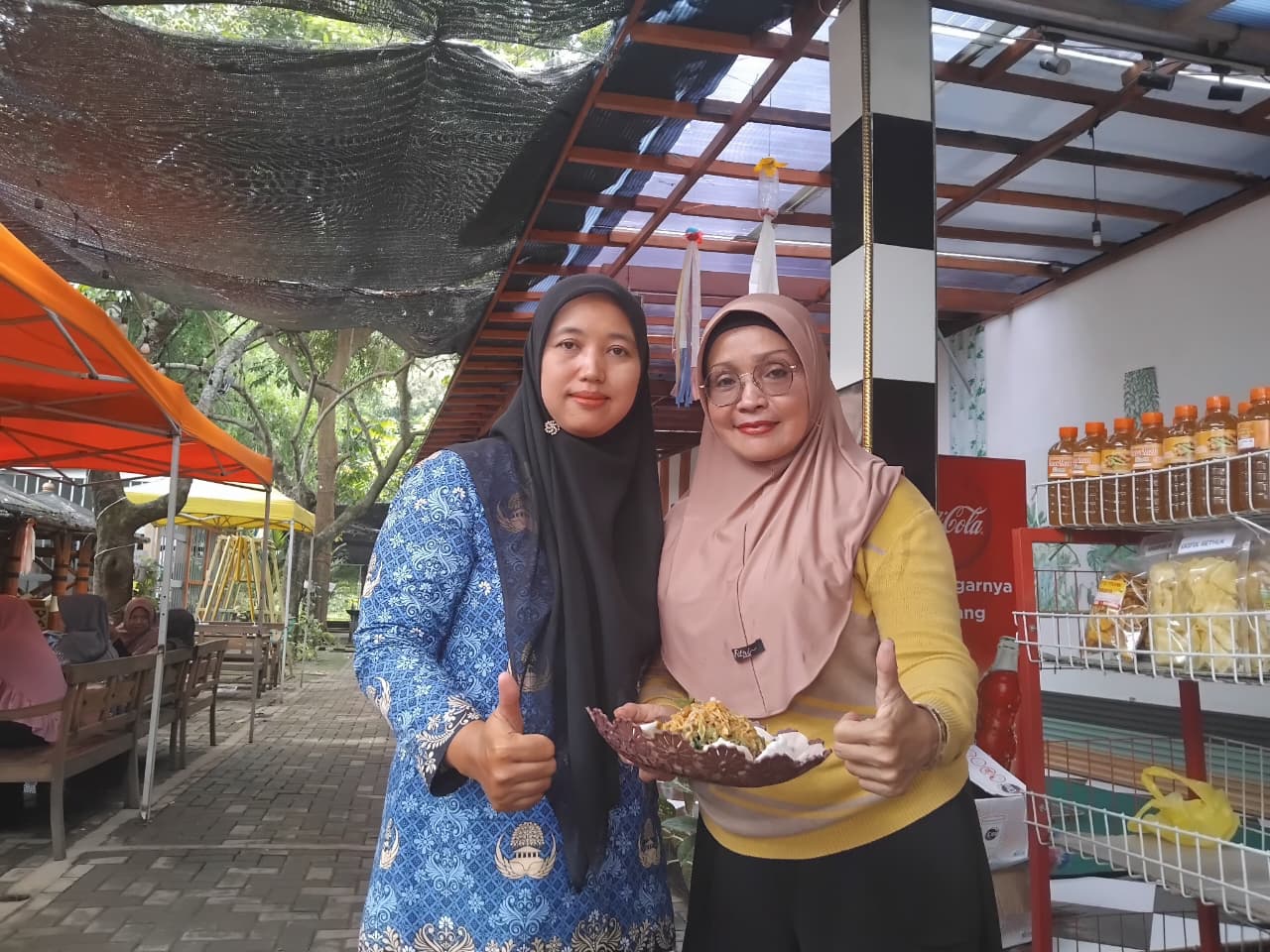 Pipin menunjukkan pecel punten buatannya.