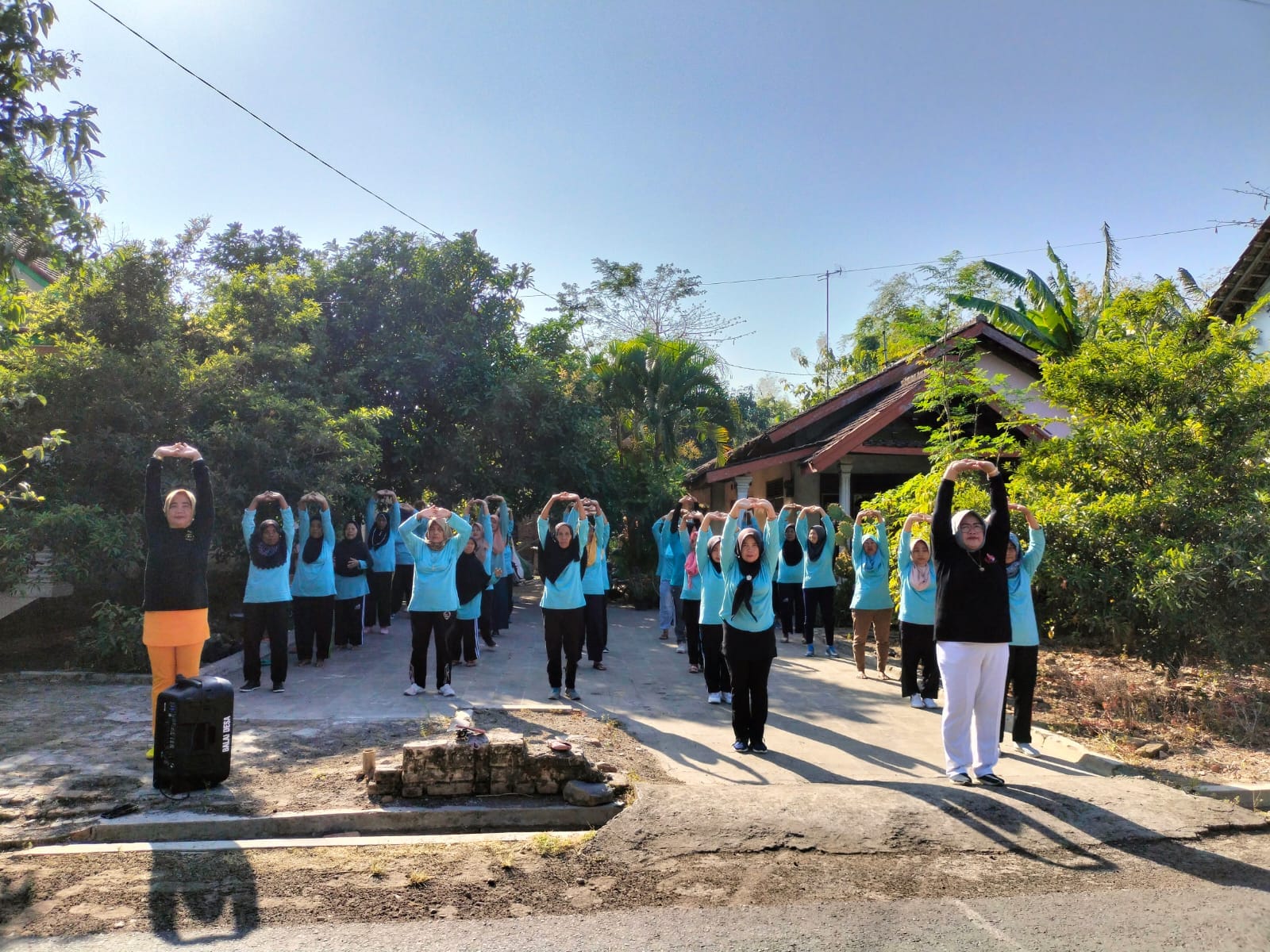 Warga Desa Gambyok kompak mengikuti senam bersama.