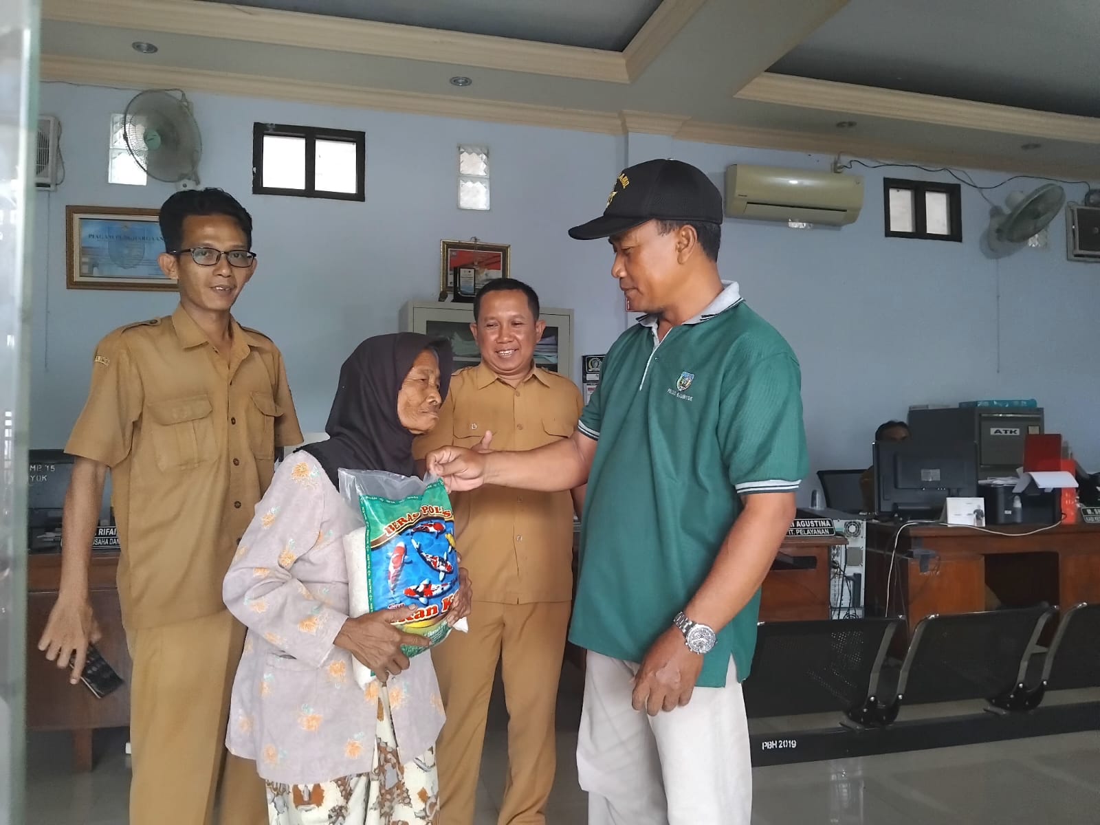 Perangkat desa berikan apresiasi beras kepada warga yang tepat bayar pajak (Diana Yunita Sari)