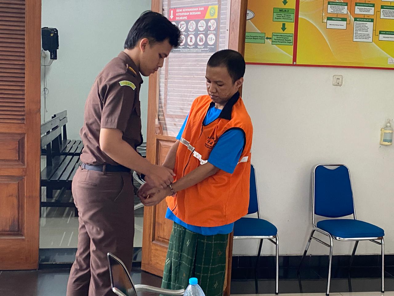 Terdakwa Ardha saat akan mengikuti sidang.