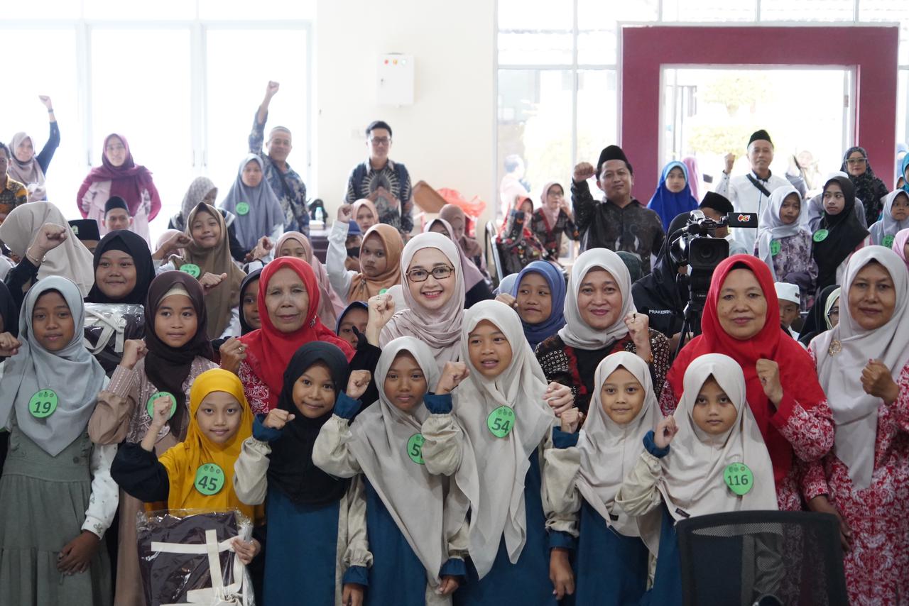 SAYANG ANAK: Ketua TP PKK Kabupaten Kediri Eriani Annisa (baris kedua, empat dari kiri) bersama pengurus PKK dan anak-anak peserta lomba Festival Anak Sholeh di Pendapa Panjalu Jayati (12/11).