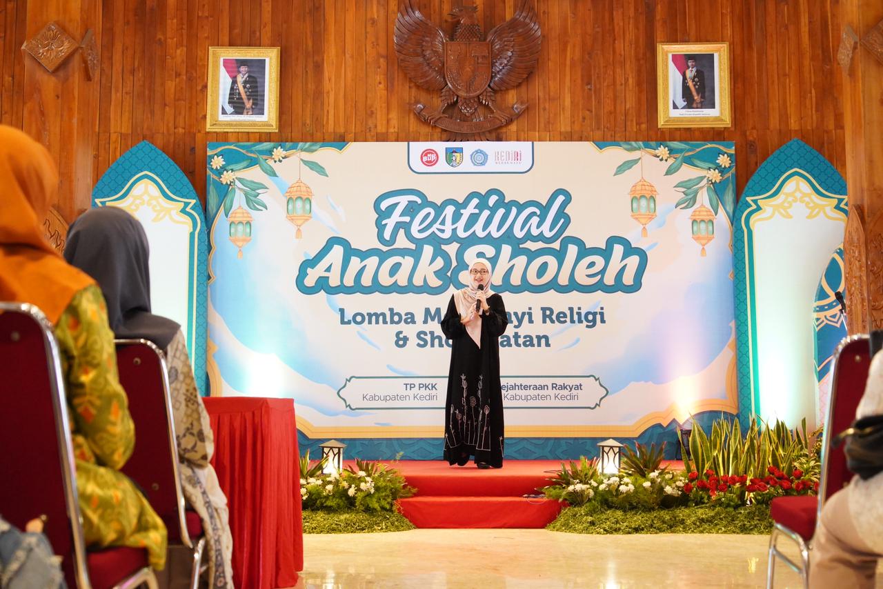 KUATKAN KARAKTER ANAK: Mbak Cicha memberikan sambutan dalam acara Festival Anak Sholeh 2025.