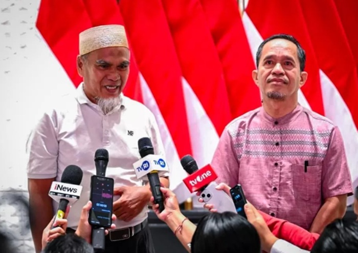 Presiden rehabilitasi Rasnal dan Abdul Muis yang dipecat Dinas Pendidikan Propinsi gegara mengumpulkan Rp20 ribu untuk guru honorer