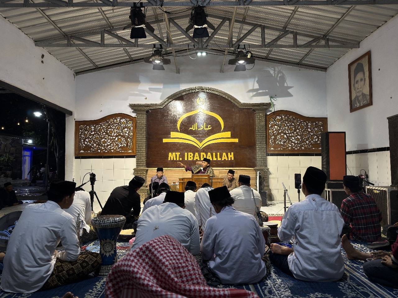 TETAP DAKWAH: Mohammad Elham Yahya Luqman alias Gus Elham mengaji di depan sekitar 200 jemaah Majelis Taklim Ibadallah di Desa Kaliboto, Tarokan selama sekitar 30 menit pada Kamis (13/11) malam.