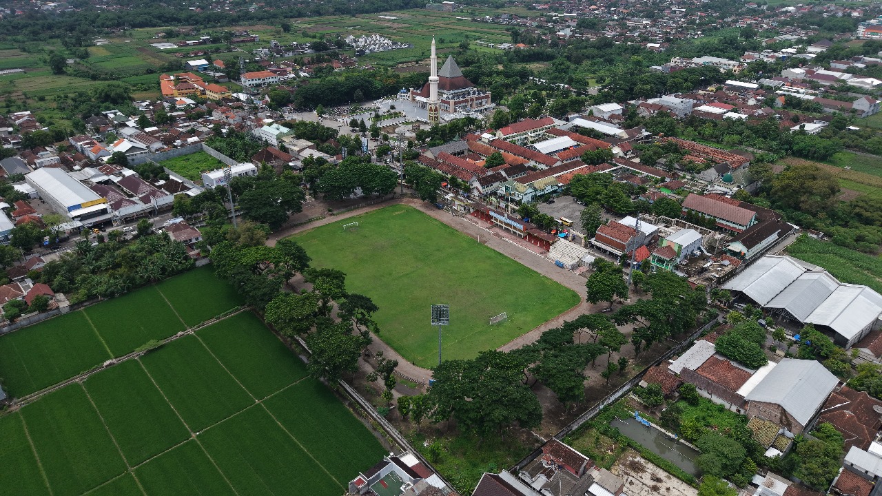 SARPRAS TERBATAS: Stadion Canda Bhirawa di Jl PB Sudirman, Kelurahan Tulungrejo, Pare difoto dari udara. Tahun depan pemkab berencana membangun lintasan atletik berstandar nasional di stadion ini.