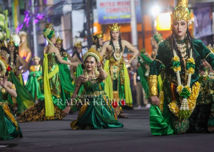 MEMUKAU: Kontingen PT Gudang Garam Tbk tampil all out di Dhoho Nite Carnival.