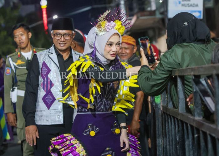 ANGGUN: Wali Kota Kediri Vinanda didampingi Wali Kota Kediri Gus Qowim menyapa warga yang hadir di acara Dhoho Nite Carnival 2025 Kota Kediri
