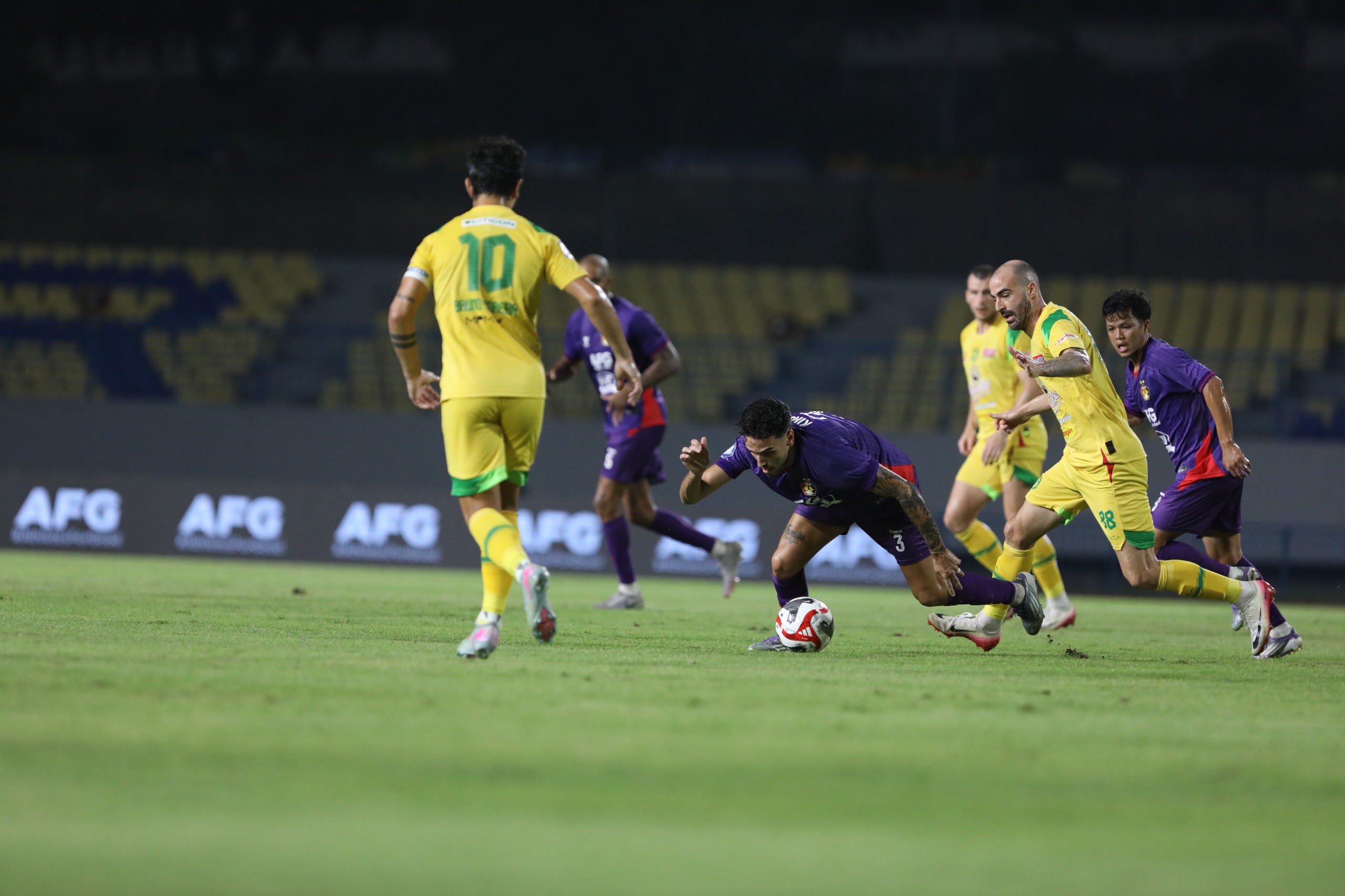 MENGECEWAKAN: Pemain Persik Kediri dihadang dua pemain lawan dan tersungkur saat hendak menguasai bola.
