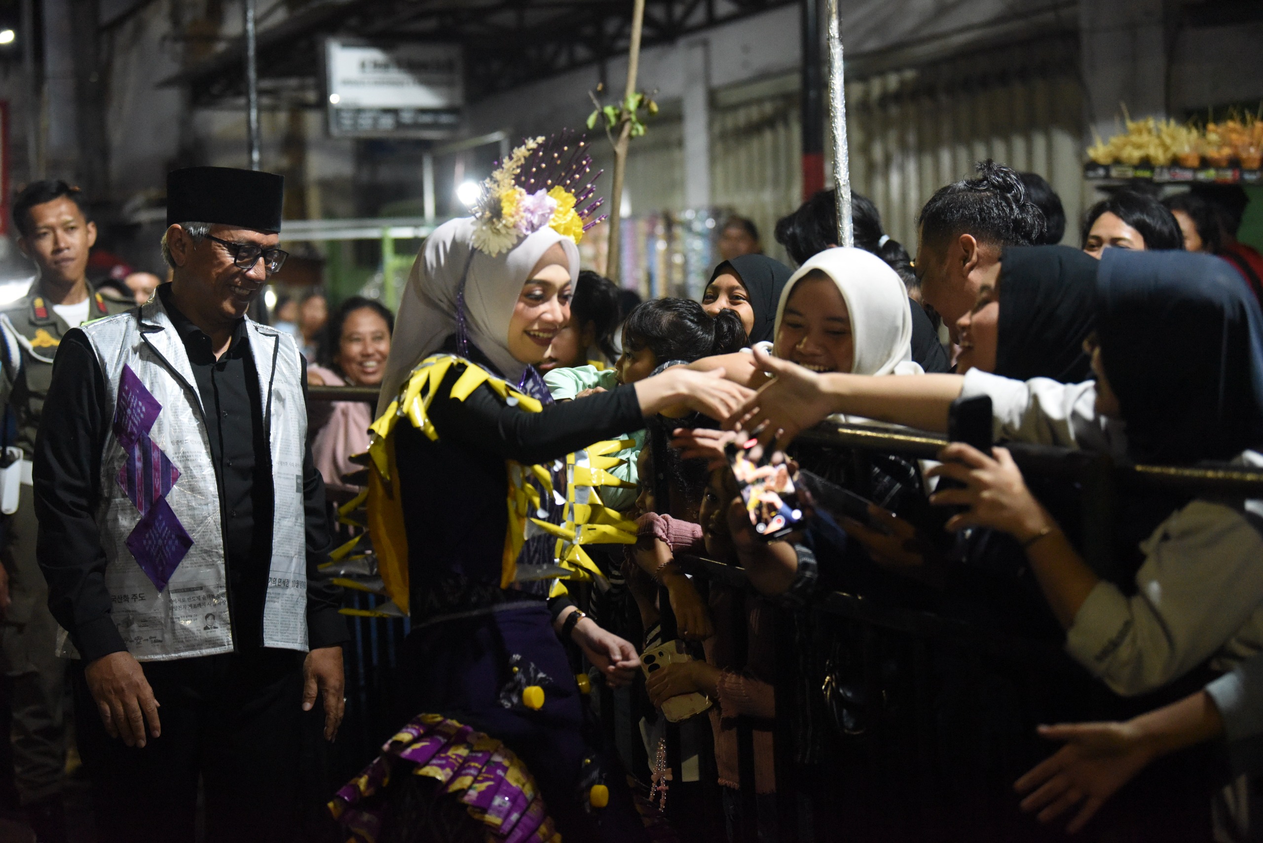 Wali Kota Kediri Vinanda Prameswati dan Wawali Qowimuddin menyapa warga yang memadati rute Dhoho Night Carnival