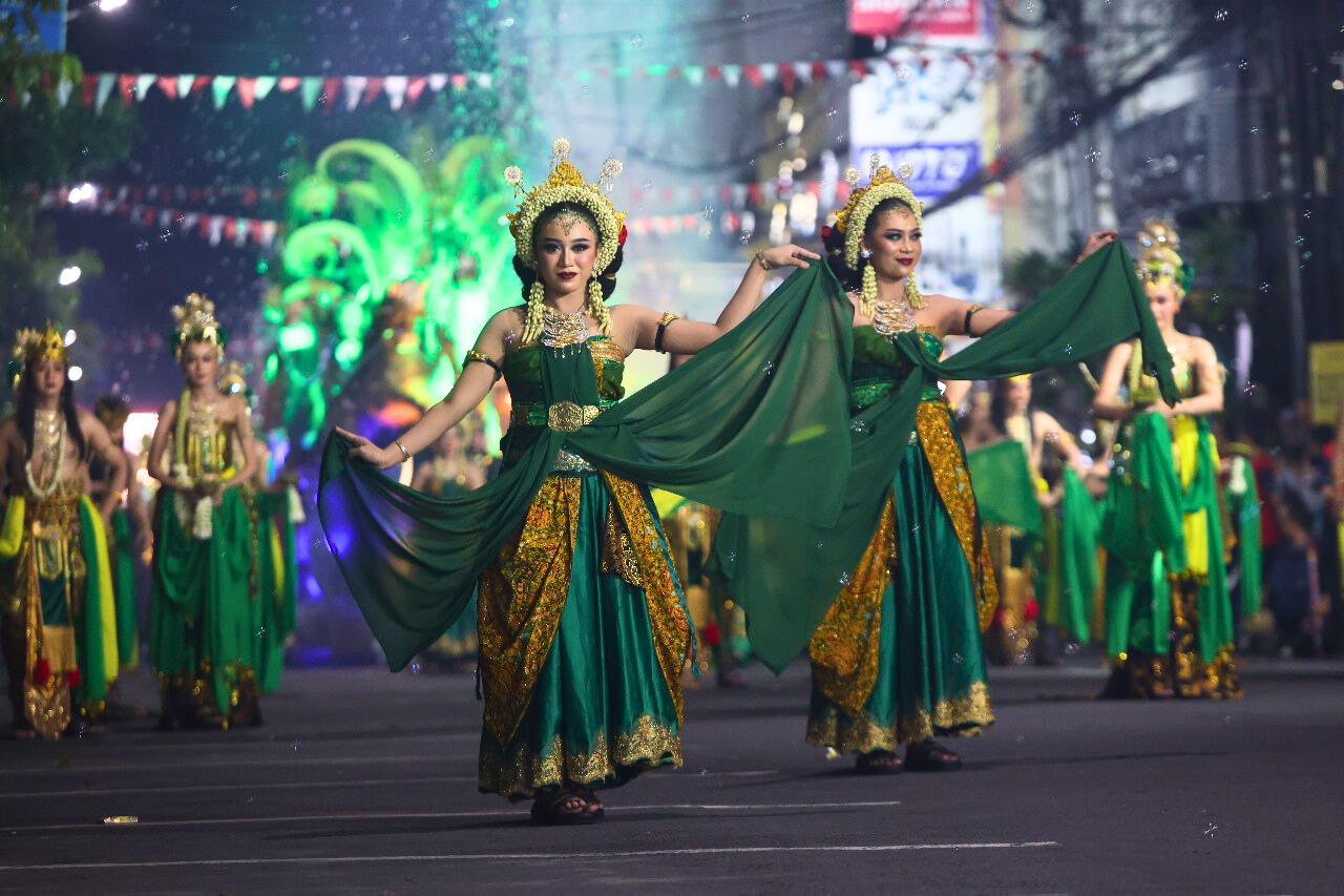 MEGAH: Kontingen PT Gudang Garam Tbk yang mengusung tema &ldquo;Samudra Kasetya: Janji Abadi di Laut Selatan&rdquo; dalam Dhoho Night Carnival Sabu malam (15/11).