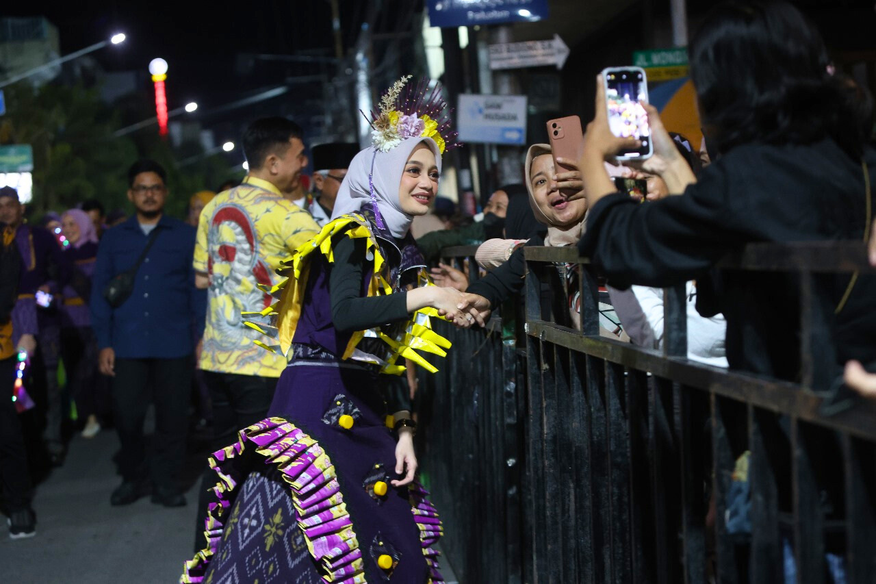 Wali Kota Vinanda Prameswati melayani warga yang ingin foto bersama.