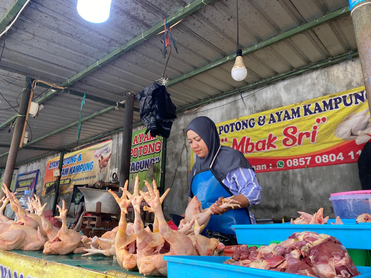 CEKATAN: Seorang penjual sedang memotong daging ayam menjadi beberapa bagian. Para pedagang jadi sasaran BPJS Ketenagakerjaan, masuk sebagai pekerja bukan penerima upah.