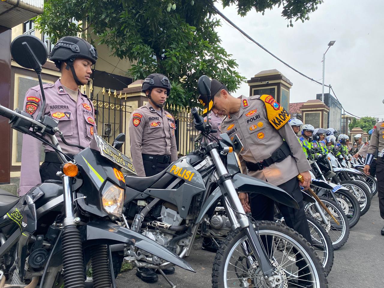 Kapolres Kediri Kota AKBP Anggi mengecek kendaraan saat gelar pasukan menghadapo Ops Zebra Semeru 2025.