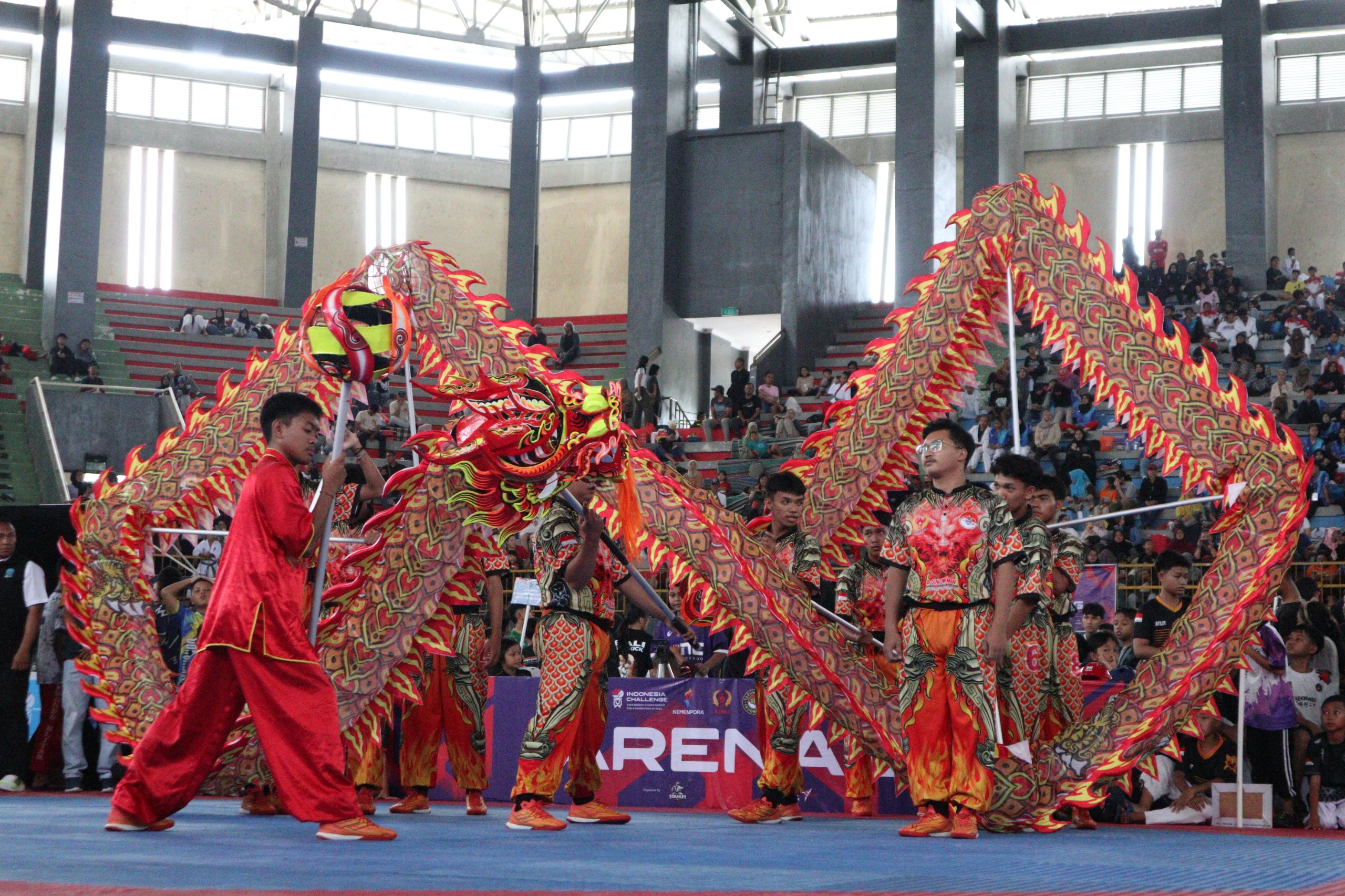 ATRAKTIF: Tim Barongsai Kota Kediri trampil memukai di depan penonton. 