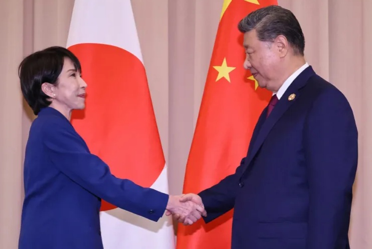 PM Sanae Takaichi berjabat tangan dengan President Xi Jinping sebelum The Japan-China summit pada saat APEC summit in Gyeongju  October 31, 2025