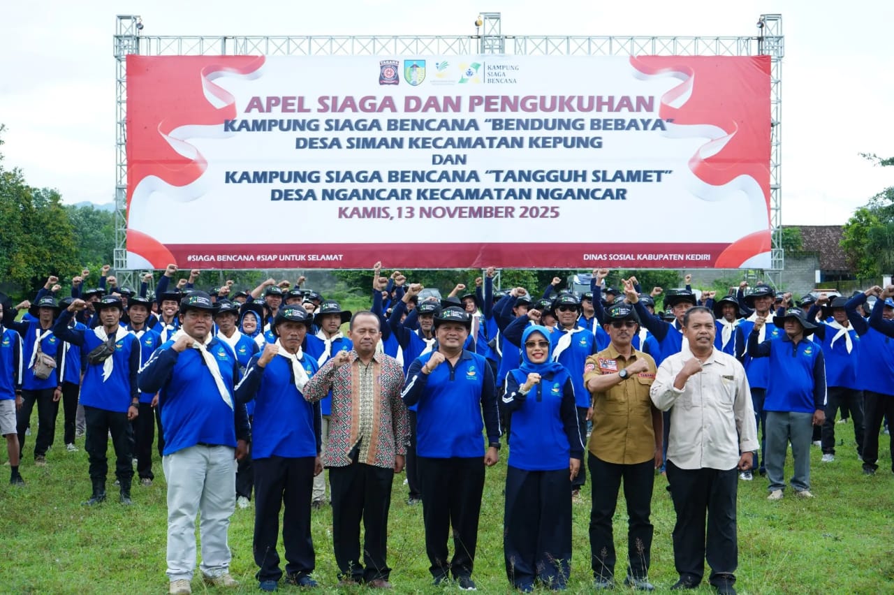 SIAGA HADAPI BENCANA: Wakil Bupati Dewi Mariya Ulfa (3 dari kanan) dalam pengukuhan Kampung Siaga Bencana di lapangan Desa/Kecamatan Ngancar (13/11). Desa Siman, Kepung; dan Desa/Kecamatan Ngancar dik