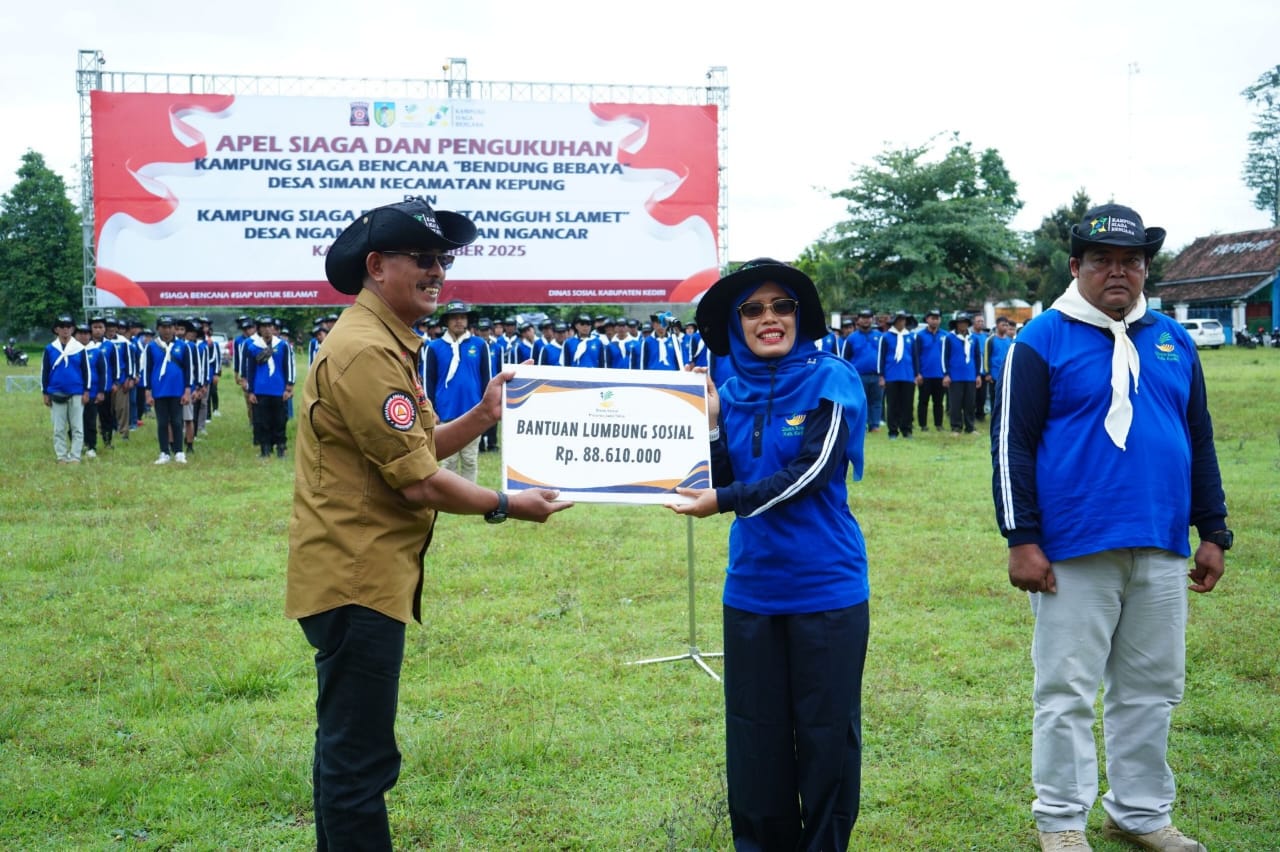 RESPONSIF: Mbak Dewi menyerahkan bantuan lumbung sosial secara simbolis. Pemkab Kediri melibatkan seluruh desa untuk siaga menghadapi bencana di musim penghujan.
