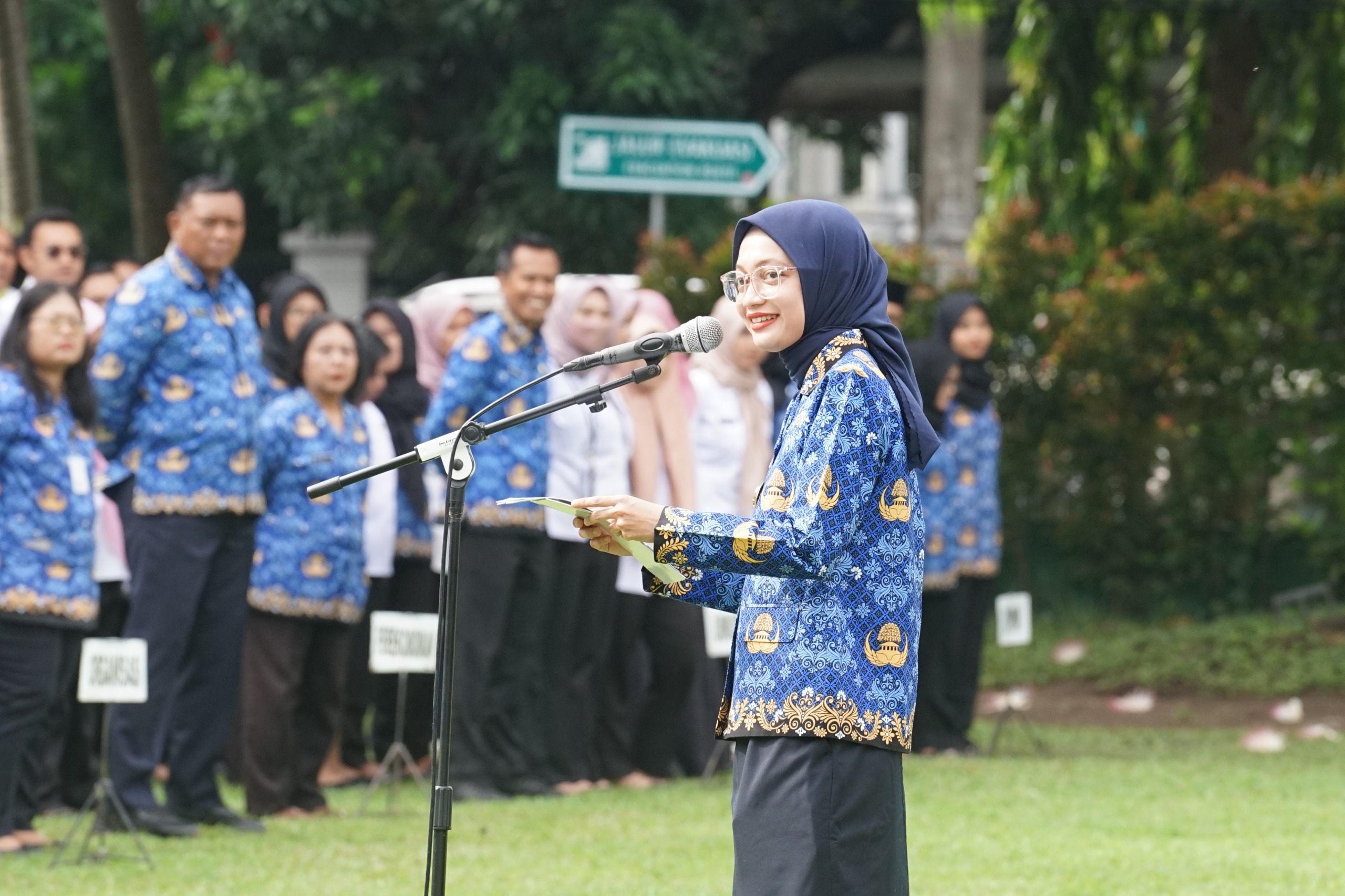 SIAGA BENCANA: Wali Kota Kediri Vinanda Prameswati memimpin apel pagi di halaman Balai Kota Kediri. Dia mengingatkan kesiapan penanganan bencana di musim hujan.