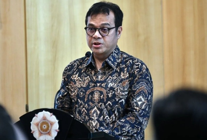 Wamenkomdigi Nezar Patria memberikan sambutan saat menghadiri acara Peluncuran UGM AI Center of Excellence di Gelanggang Inovasi dan Kreativitas UGM, Yogyakarta, Sabtu (15/11/2025).