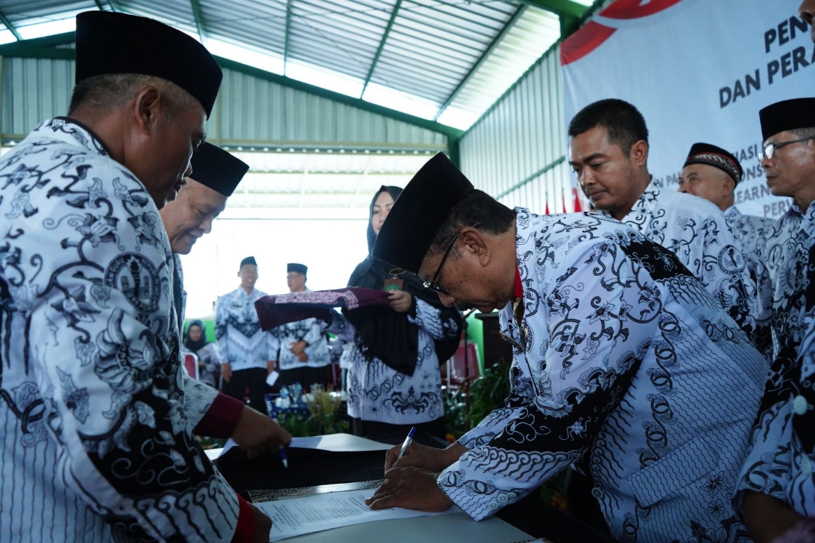 &nbsp;  SIAP BERTUGAS: Pengurus PGRI Kabupaten Kediri menandatangani berita acara pelantikan. Selama lima tahun ke depan mereka akan bersinergi dengan Pemkab Kediri untuk memajukan pendidikan Kediri.
