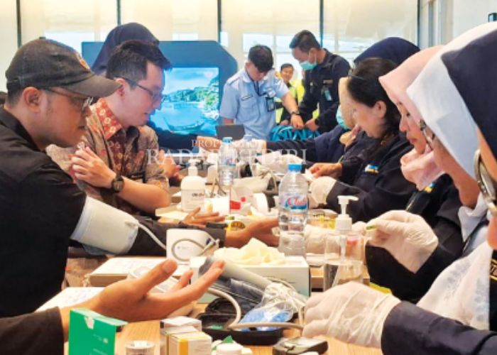 CEGAH PENULARAN: Cek kesehatan gratis di Bandara Dhoho Kediri.