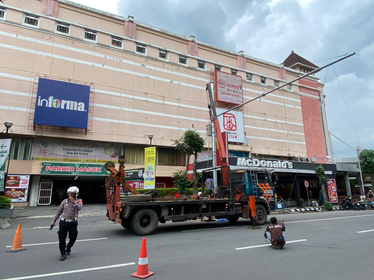 TERTIB LALU LINTAS: Petugas memasang ETLE Statis di Kota Kediri.