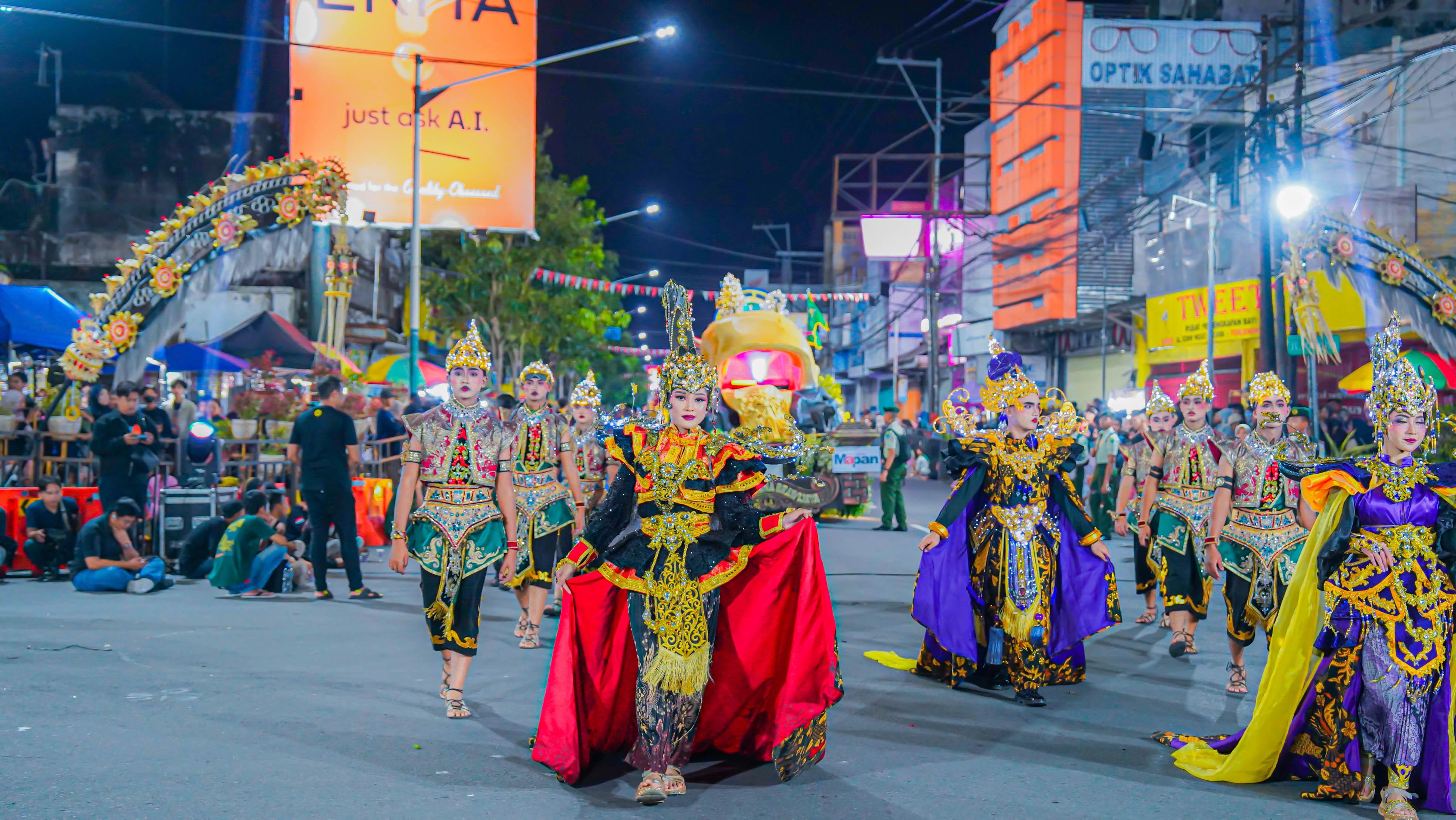 MEMUKAU: Kontingen Smata Jaya berhasil memikat ribuan penonton di Dhoho Night Carnival 2025.