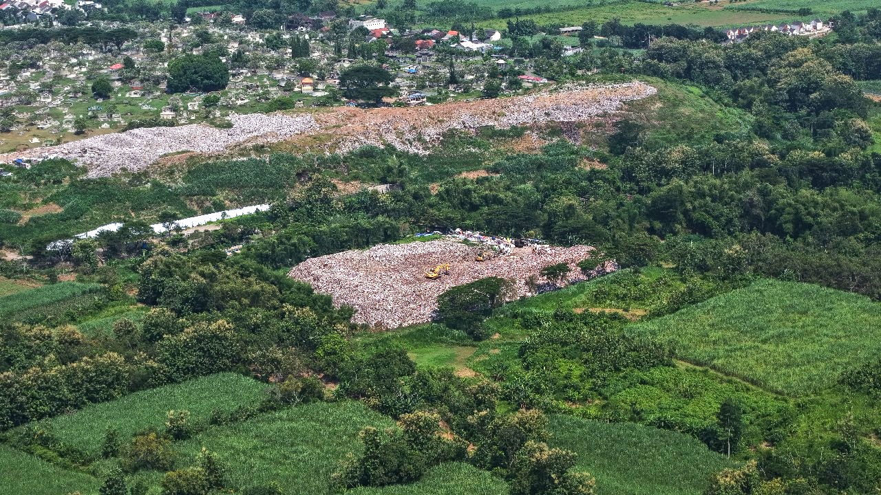 NYARIS OVERLOAD: TPA Klotok yang setiap hari menerima sampah sekitar 150 ton hampir penuh. Setiap tahun, ribuan warga yang tinggal di sekitar TPA mendapat kompensasi dari Pemkot Kediri.
