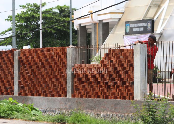 Pekerja merampungkan pembangunan pagar museum Sri Aji Jayabaya.