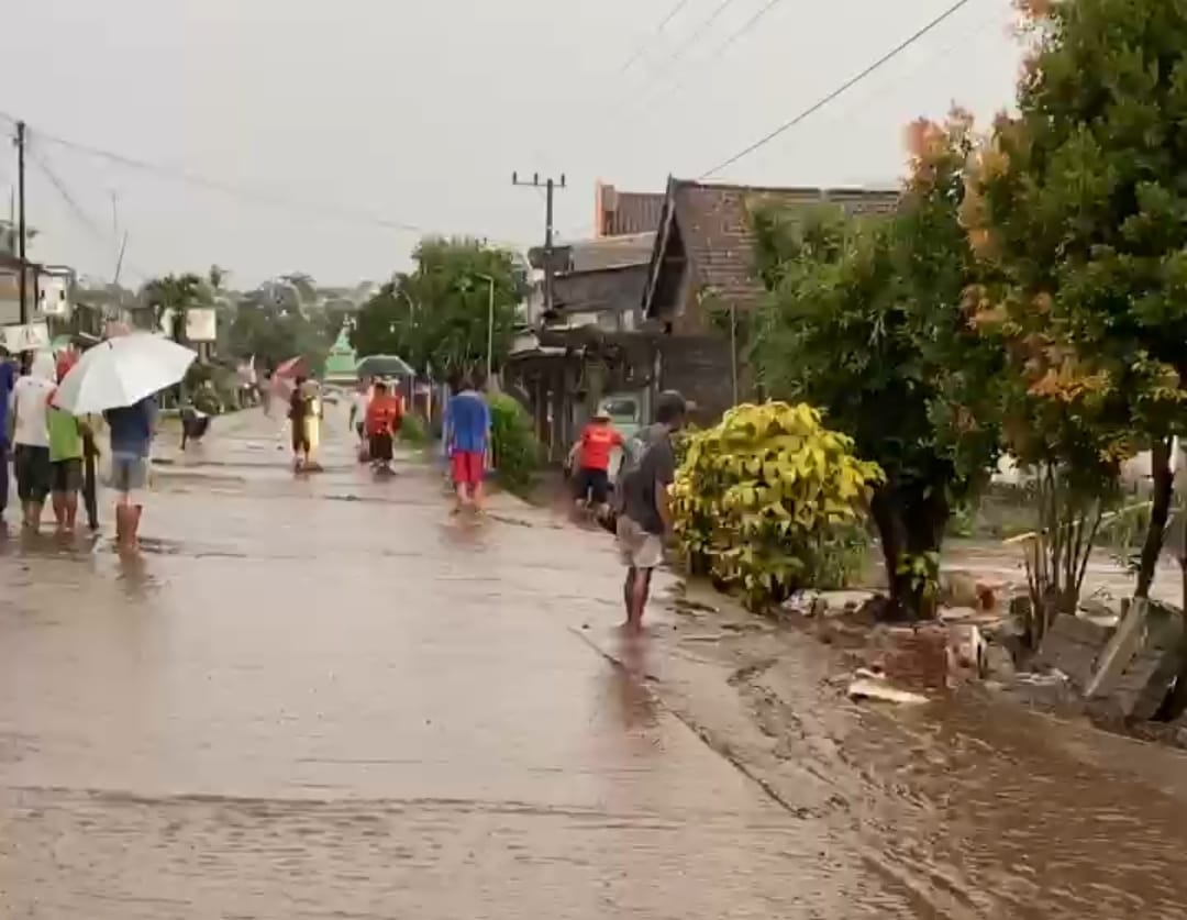 Tangkapan layar banjir luapan di Desa Manggis, Ngancar, Kediri.