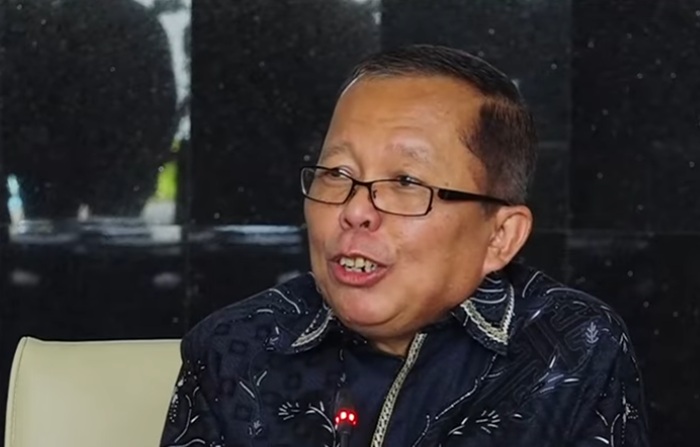 Arsul Sani, Hakim Konstitusi  memberikan keterangan pers di gudung MK
