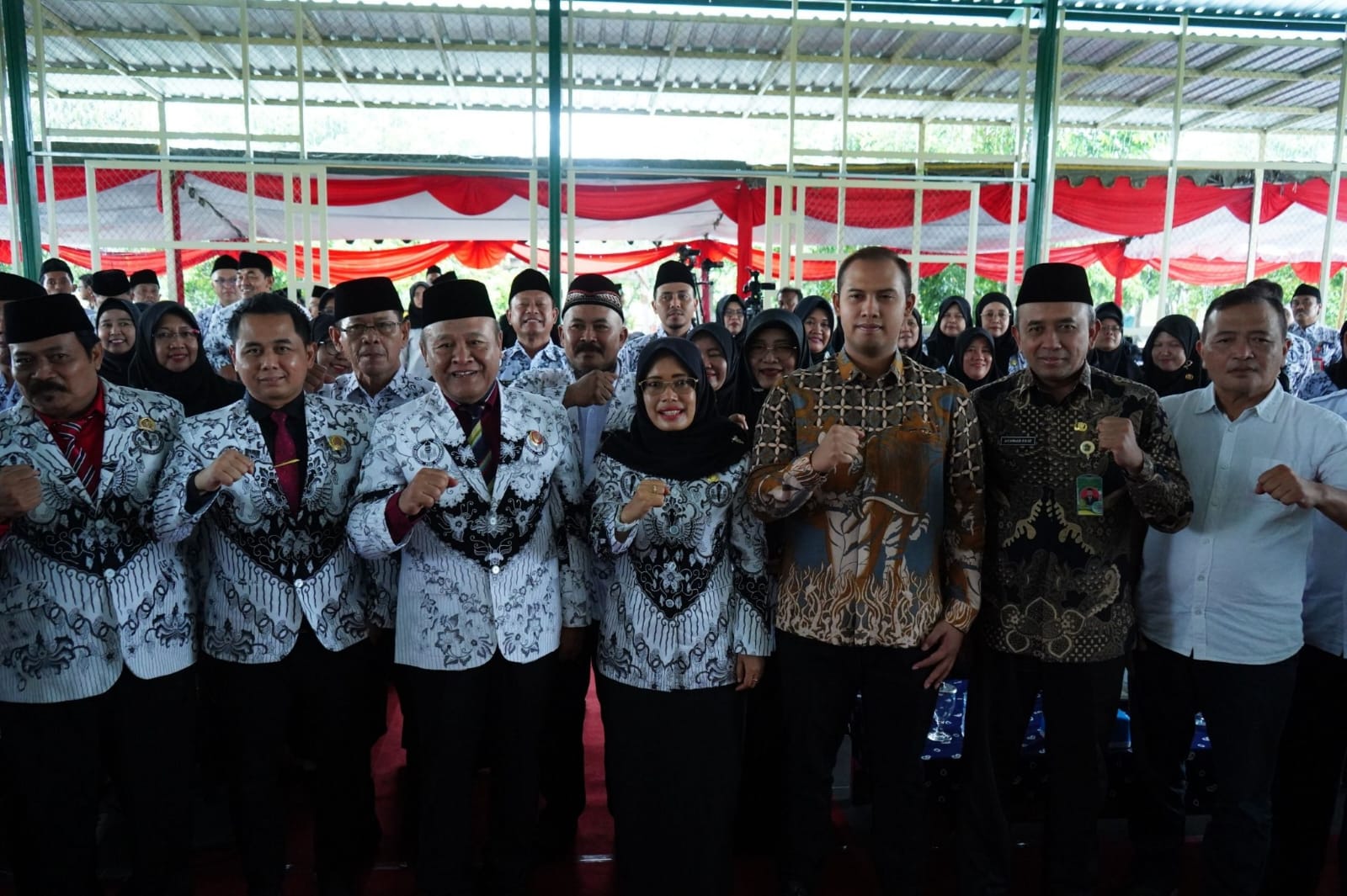 BERKOLABORASI UNTUK PENDIDIKAN: Wakil Bupati Kediri Dewi Mariya Ulfa (4 dari kanan) bersama pengurus PGRI Kabupaten Kediri yang baru dilantik pada Rabu (12/11) lalu di Kebun Blimbing, Desa Turus, Gura