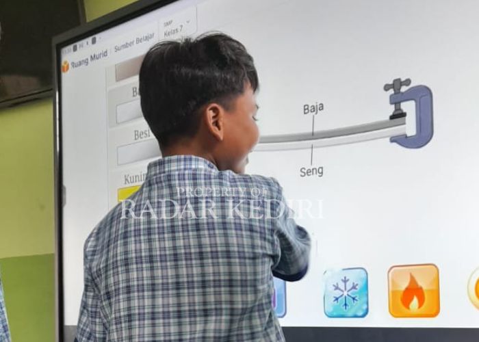 DIGITALISASI: Seorang siswa langsung praktik menggunakan layar sentuh.