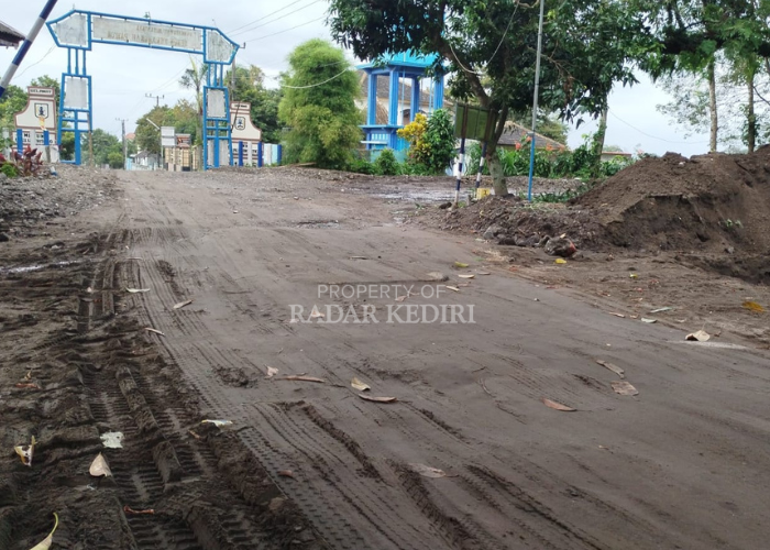 TAK TERSISA: Jalan beraspal di Desa Sepawon, Plosoklaten berubah menjadi jalan tanah setelah aspal terus tergerus air bah dari arah perkebunan.
