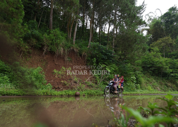 RAWAN BENCANA: Warga Desa Jugo, Mojo melintas di lereng Wilis yang jadi langganan bencana tanah longsor setiap musim hujan.  &nbsp;