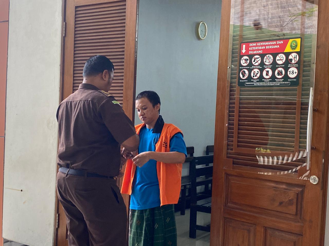 Terdakwa kasus peredaran sabu usai menjalani sidang.
