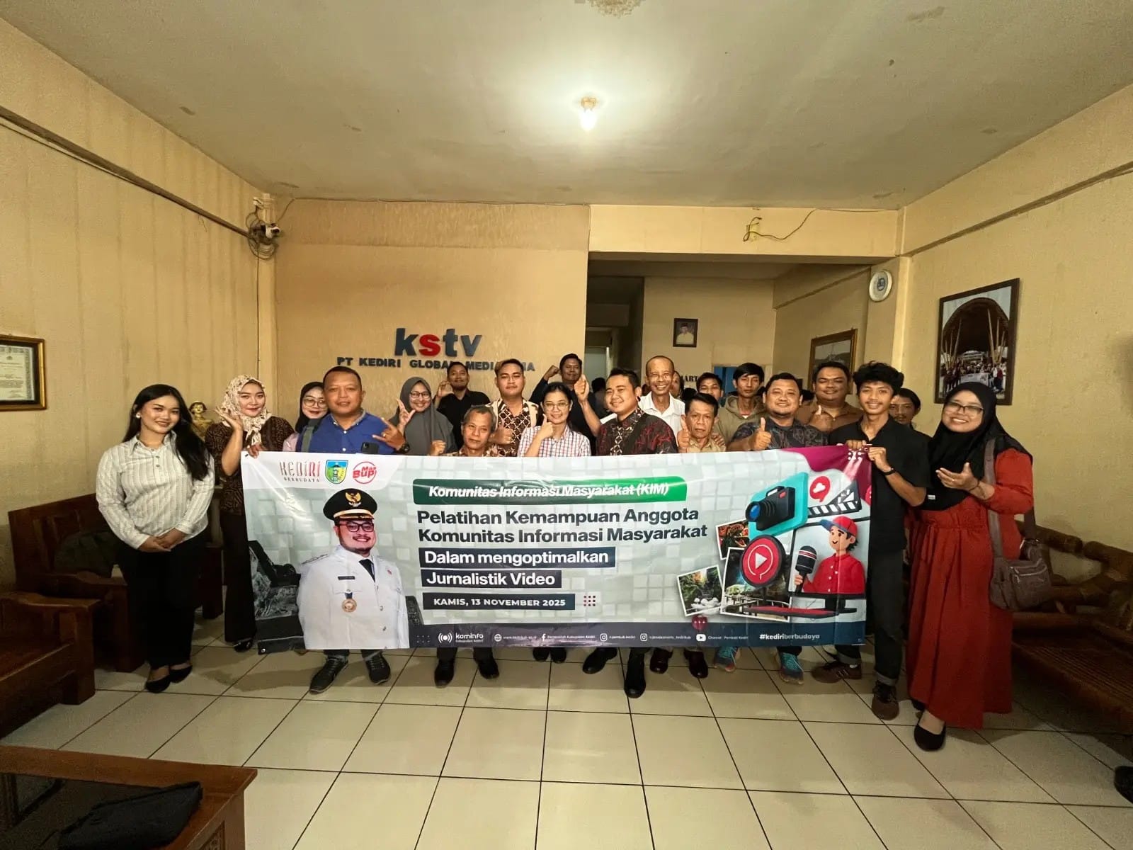 UPGRADE SKILL: Anggota Komunitas Informasi Masyarakat (KIM) dari sejumlah desa di Kabupaten Kediri mengikuti bimtek jurnalistik video yang difasilitasi oleh Dinas Kominfo Kabupaten Kediri.