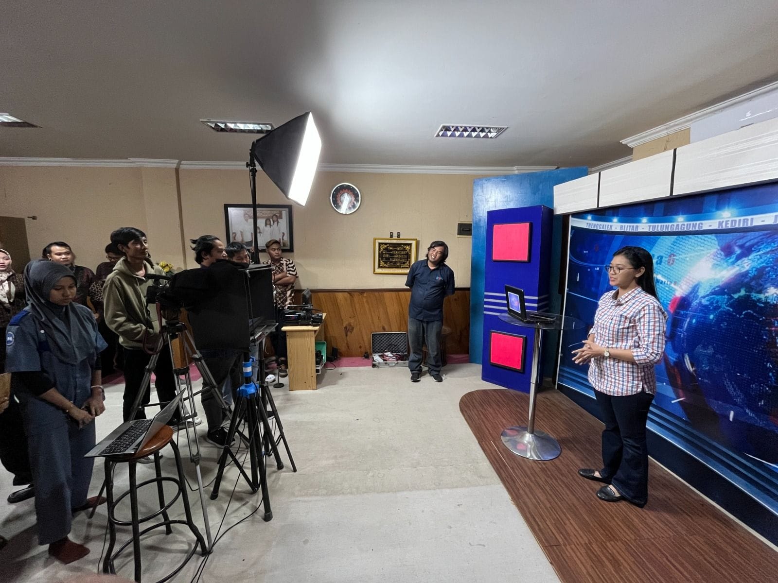 PRAKTIK LANGSUNG: Anggota KIM diajak praktik langsung teknik pengambilan video sesuai standar dan kaidah jurnalistik untuk bisa menghasilkan konten menarik dan berkualitas.
