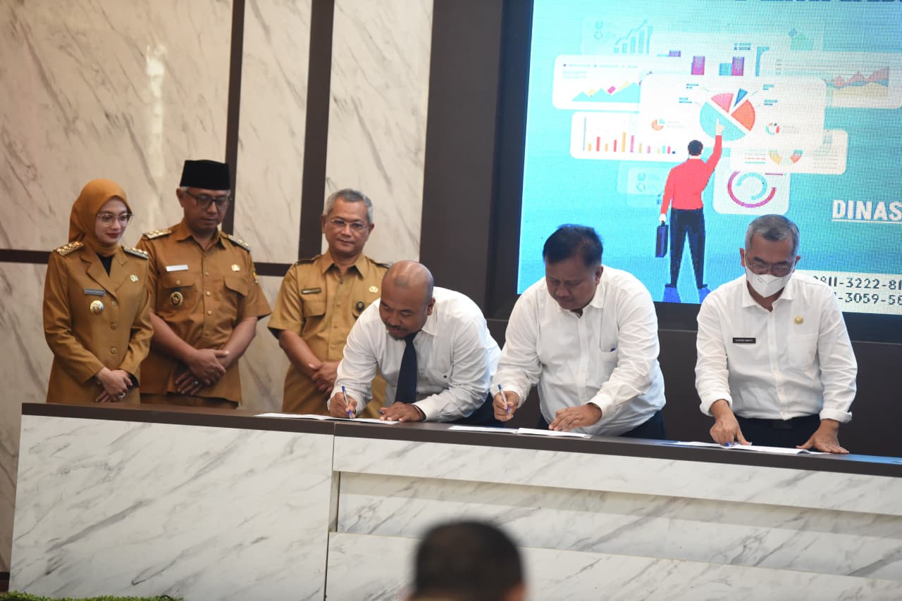 AKSES LEBIH MUDAH: Wali Kota Vinanda Prameswati dan Wawali Qowimuddin menyaksikan penandatangan kerja sama pemanfaatan data yang diwakili oleh (dari kanan) Kepala BPPKAD Sugeng Wahyu Purba Kelana, Kep