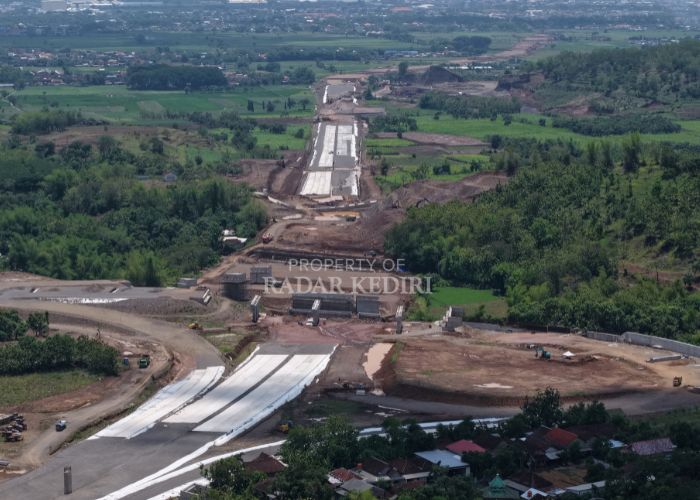 KEBUT FONDASI: Proyek Tol Akses Bandara di Desa Tiron, Banyakan terus dikebut bersamaan dengan penyelesaian pengadaan tanah yang menyisakan belasan bidang aset milik desa dan milik Pemkab Kediri.