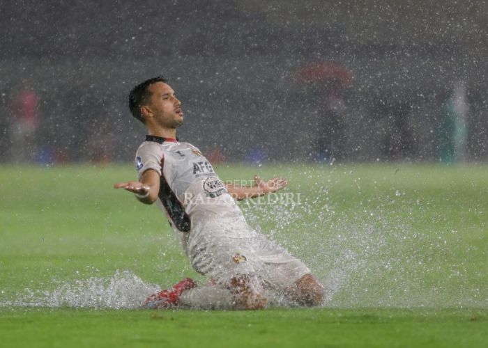 Ezra Walian mencetak gol untuk Persik Kediri.