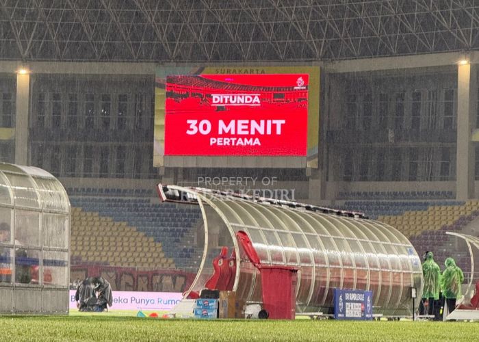 Laga Persik vs Persija di Stadion Manahan ditunda sementara.