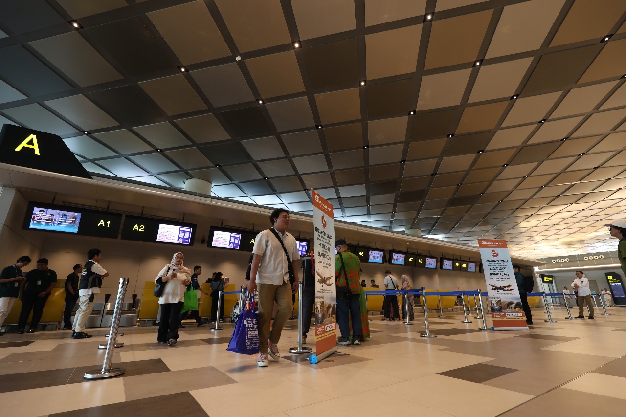 MENGGELIAT LAGI: Sejumlah penumpang bersiap masuk ke dalam pesawat Super Air Jet untuk penerbangan ke Jakarta setelah menuntaskan boarding di Bandara Dhoho. Jika penerbangan reguler dibuka lagi, renca