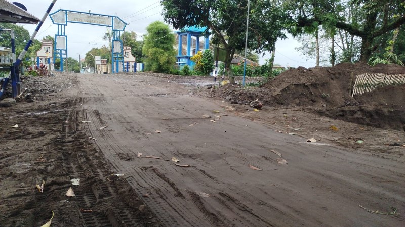 TAK TERSISA: Jalan beraspal di Desa Sepawon, Plosoklaten berubah menjadi jalan tanah setelah aspal terus tergerus air bah dari arah perkebunan. Foto kanan, warga korban banjir