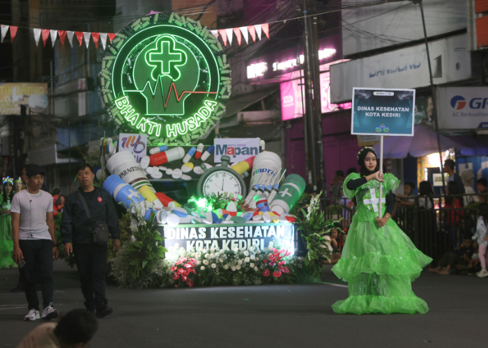 KREATIF: Mobil hias kontingen Dinas Kesehatan Kota Kediri yang dilengkapi properti obat-obatan dan pesan kesehatan menarik minat ribuan pengunjung Dhoho Night Carnival.